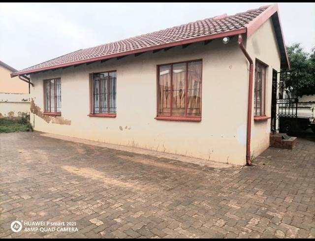 3 BEDROOM HOUSE FOR SALE IN CLAYVILLE